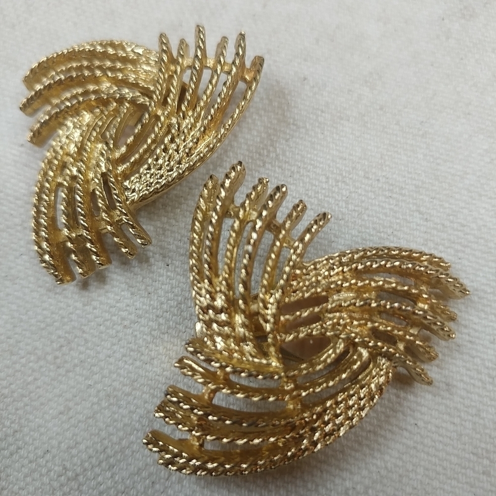 Sarah Coventry clip on gold colored earrings.